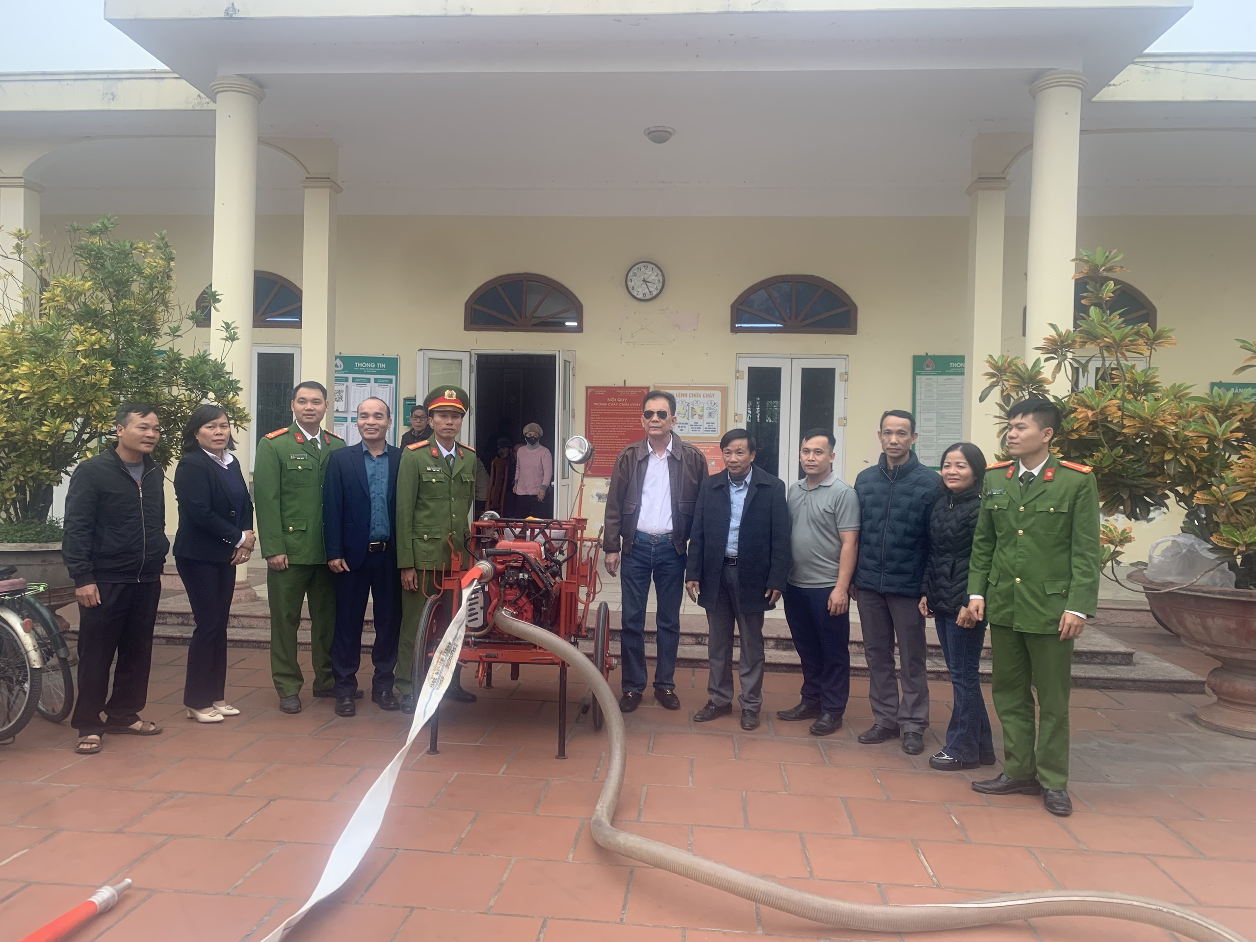 Trao tặng 200 bình chữa cháy cho người dân tại xã Tam Hưng (Thủy Nguyên)